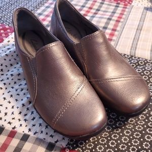 Clarks women's size 7W, Bronze, clog, New, no tags, as is.